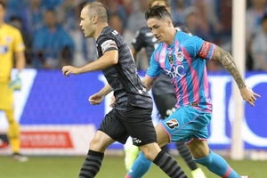 VIDEO: Iniesta vẫn khiến người ta phải trầm trồ ở tuổi sắp giải nghệ