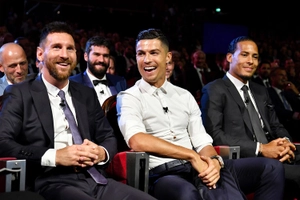 VIDEO: Ronaldo nhớ Messi, ngỏ ý muốn mời đi ăn tối cùng nhau