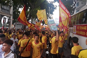 VIDEO: CĐV Nam Định chuẩn bị sẵn pháo sáng tới thủ đô