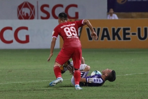 VIDEO: Xem lại pha phạm lỗi nguy hiểm của Trọng Hoàng với Văn Quyết