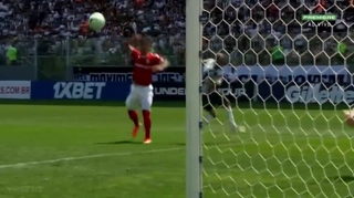 VIDEO: Bàn thắng có quỹ đạo cực lạ tại Brazil