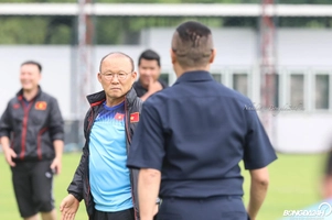 VIDEO: HLV Park Hang Seo đứng hình khi chạm mặt sĩ quan quân đội Thái Lan