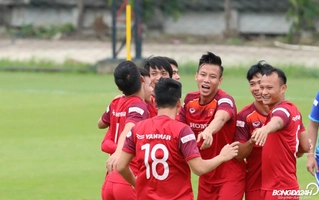 VIDEO: Bài tập vui nhộn của tuyển Việt Nam trên đất Thái Lan