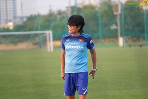 VIDEO: Biệt đội chấn thương tập luyện dưới sự trợ giúp của bác sĩ Choi