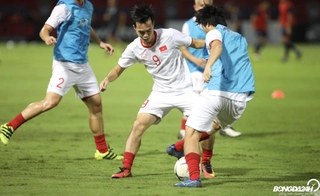 VIDEO: Tiền đạo Văn Toàn suýt mở tỷ số ngay phút đầu tiên trận Thái Lan vs Việt Nam