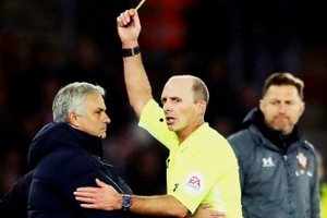 VIDEO: Lí do khó đỡ của Mourinho cho thẻ vàng  tội nhìn bài đối thủ