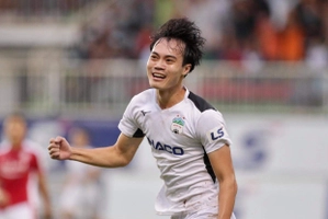 Văn Toàn thể hiện kỹ thuật đỉnh cao trong pha ghi bàn cho HAGL