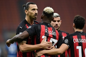 Một tay Ibrahimovic hạ sát Inter Milan, AC Milan chấm dứt mạch derby không thắng