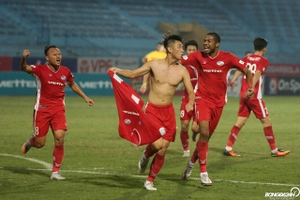 VIDEO: Trọng Đại cởi áo ăn mừng sau khi lập siêu phẩm ghi bàn cho Viettel