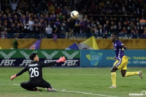 VIDEO: Omar lần thứ hai bỏ lỡ cơ hội ngon ăn trước khung thành Viettel