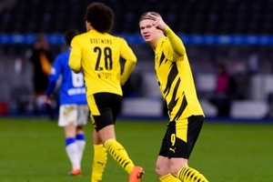 Cậu bé vàng Haaland trình diễn ờ mây zing, Dortmund đè bẹp Hertha Berlin