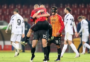 Vắng Ronaldo, Juventus chia điểm thất vọng với tân binh