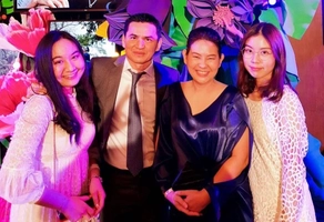 Kiatisuk hát Hãy về đây bên anh trong tiệc chia tay chất như người Việt