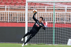 VIDEO: Bùi Tiến Dũng làm nền cho siêu phẩm ghi bàn mang phong cách Ronaldo