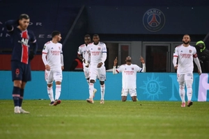 Thua đau Lyon ngay trên sân nhà, PSG mất ngôi đầu Ligue 1 2020/21