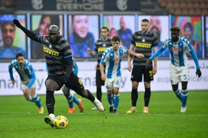 Thắng nhọc Napoli, Inter thu hẹp cách biệt với AC Milan