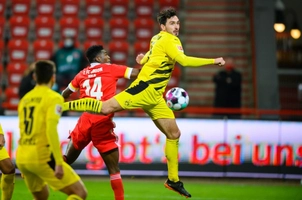 Thần đồng Moukoko đi vào lịch sử, Dortmund vẫn tay trắng