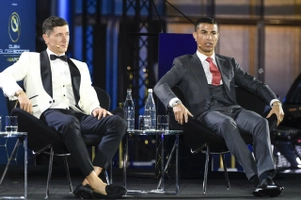 VIDEO: Lewandowski muốn mời Ronaldo và Messi cùng ăn tối