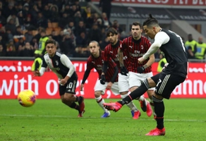 AC Milan 1-1 Juventus: Ronaldo lập công trên chấm 11m, Lão bà thoát thua vào phút chót