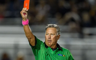 Cầu thủ bị đuổi ... 2 lần do lén ở lại sân sau tấm thẻ đỏ