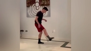 Giới cầu thủ châu Âu giải trí mùa dịch Covid-19 bằng trò tâng ... giấy vệ sinh