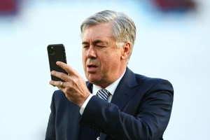 VIDEO: Cú điện thoại của HLV Ancelotti làm ấm lòng fan Everton