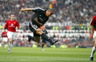 VIDEO: Ronaldo de Lima và hattrick chinh phục NHM Quỷ Đỏ 17 năm trước