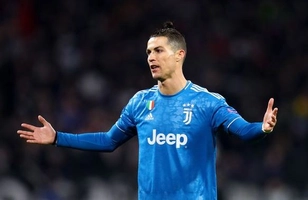 Ronaldo đặt ra thử thách gập bụng quá 142 lần trong 45 giây