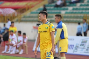 VIDEO: Gương mặt lận đận Nguyễn Sỹ Nam mở hàng sân Vinh hậu Covid-19