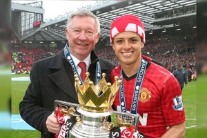 VIDEO: Phút giây xúc động của Chicharito ngày chia tay Sir Alex