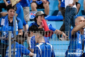 VIDEO: Nữ CĐV hát thần chú “Bay lên trời” và cái kết đắng