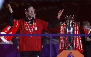 Nâng cao cúp bạc Premier League, Klopp vẫn có một điều canh cánh…