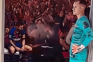 Đoạn video Leo Messi thất thần giữa trận vs Bayern khiến fan xót xa