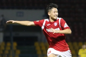 Hai Long lập siêu phẩm, thầy Park gật đầu hài lòng trên khán đài