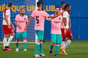Messi chói sáng trong màn tập dượt trước mùa giải của Barca