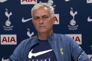 VIDEO: Jose Mourinho giúp một PV thực hiện ước nguyện của người cha quá cố