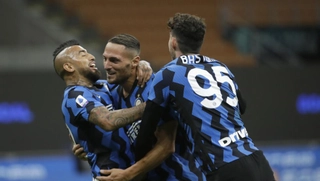 Vidal ra mắt, Inter đả bại Fiorentina trong cơn mưa bàn thắng