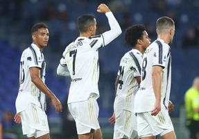 Ronaldo lập cú đúp, Juventus thoát thua trong thế thiếu người