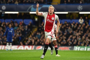 Ajax Amsterdam làm video tri ân Van de Beek: Hãy mơ lớn, Donny!