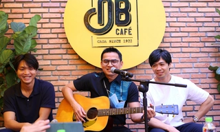 Kiatisuk hát “Đôi mắt Pleiku” cực chất ở quán cà phê của Công Phượng