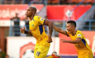 VIDEO: SLNA ghi bàn dẫn trước HAGL sau một pha bóng lộn xộn