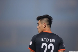 VIDEO: Tiến Linh sút trượt penalty trong trận gặp SLNA