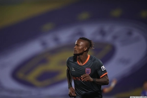 VIDEO: Bad boy Mansaray lập siêu phẩm giúp Bình Dương gỡ hòa Hà Nội