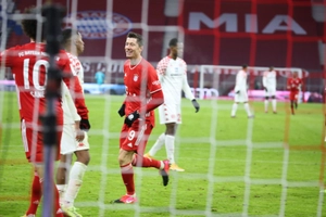 Hiệp 2 bùng nổ, Bayern thắng ngược hoành tráng trong trận đầu năm