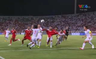VIDEO: ĐT Việt Nam bộc lộ hạn chế về chống bóng bổng ở bàn thắng của Oman