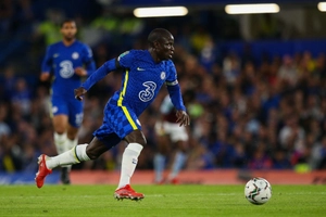 VIDEO: Kante quẩy tung nóc, lập siêu phẩm trên sân tập Chelsea