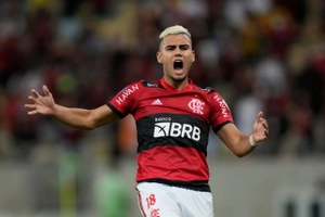VIDEO: Andreas Pereira lập siêu phẩm sút phạt trong màu áo Flamengo