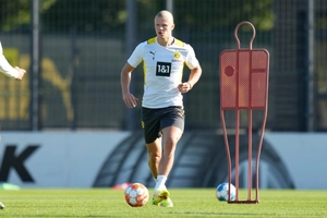 VIDEO: Haaland phô diễn kĩ năng dứt điểm siêu dị