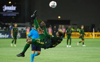 Video: Siêu phẩm “xe đạp chổng ngược” xứng đáng nhận đề cử Puskas ở MLS