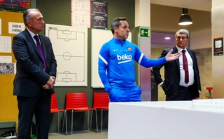 Tân HLV Barcelona ra mắt phòng thay đồ